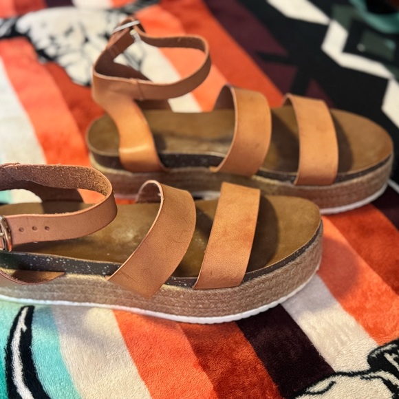 Spring Step Tan Platform Sandals - Picture 2 of 11